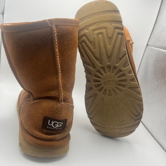 UGG Boots Women’s 8 Classic Short Tan Genuine Leather Sheepskin Lining SN 5825 - Picture 3 of 10